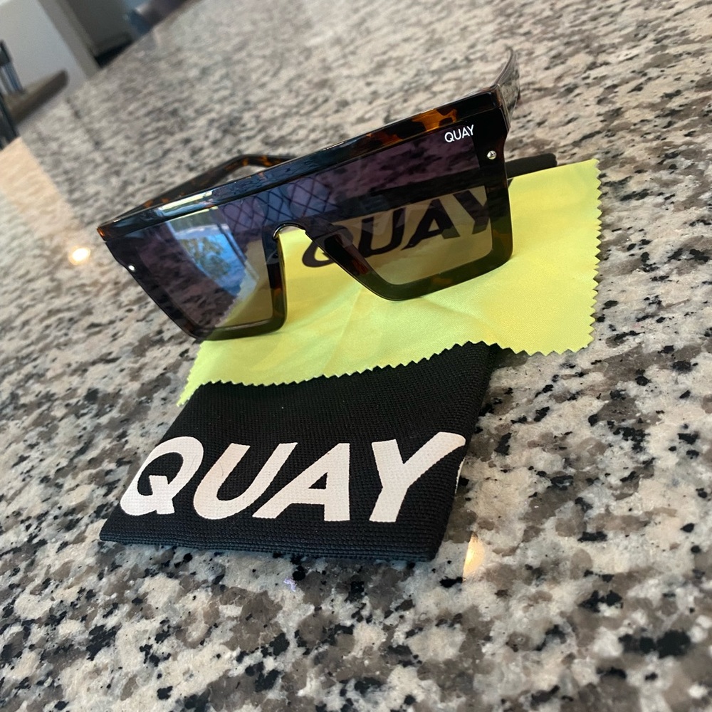Quay hindsight sunglasses